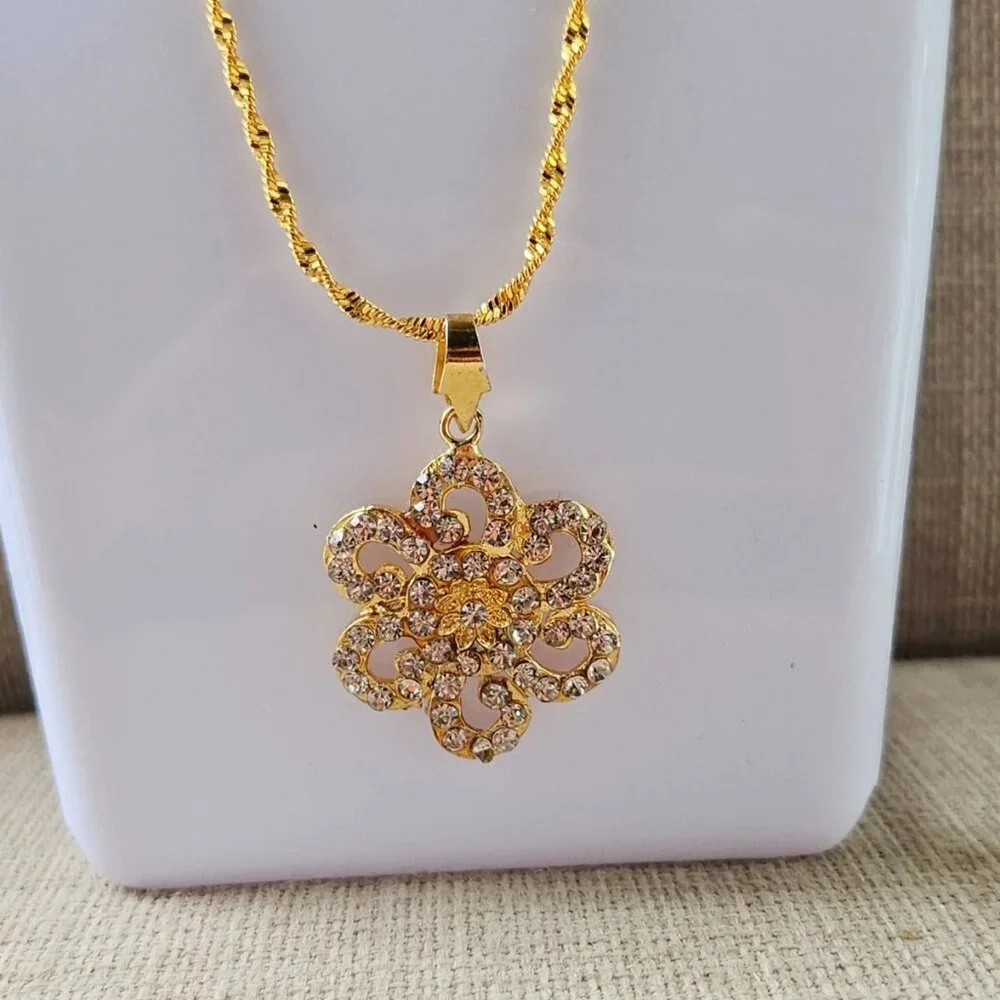 Women Necklace Fashion Gole Tone Crystals Accent Pendant Fashion Jewelry, New